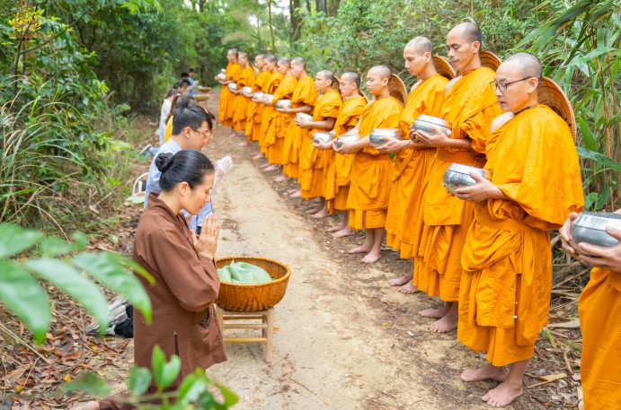 Phật tử chùa Ba Vàng sớt bát cúng dường chư Tăng báo ân Tổ quốc, nguyện cầu đất nước bình an