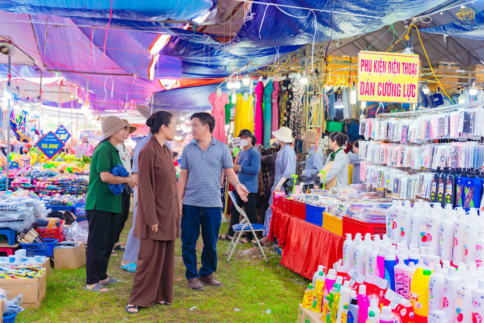 Cô cùng các Phật tử đã tới thăm các gian hàng trong hội chợ.  
