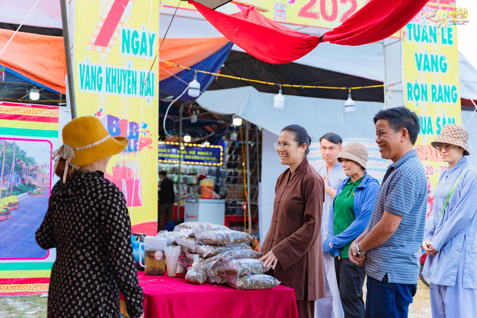 Cô Phạm Thị Yến cùng các Phật tử đã tới thăm các gian hàng trong hội chợ.