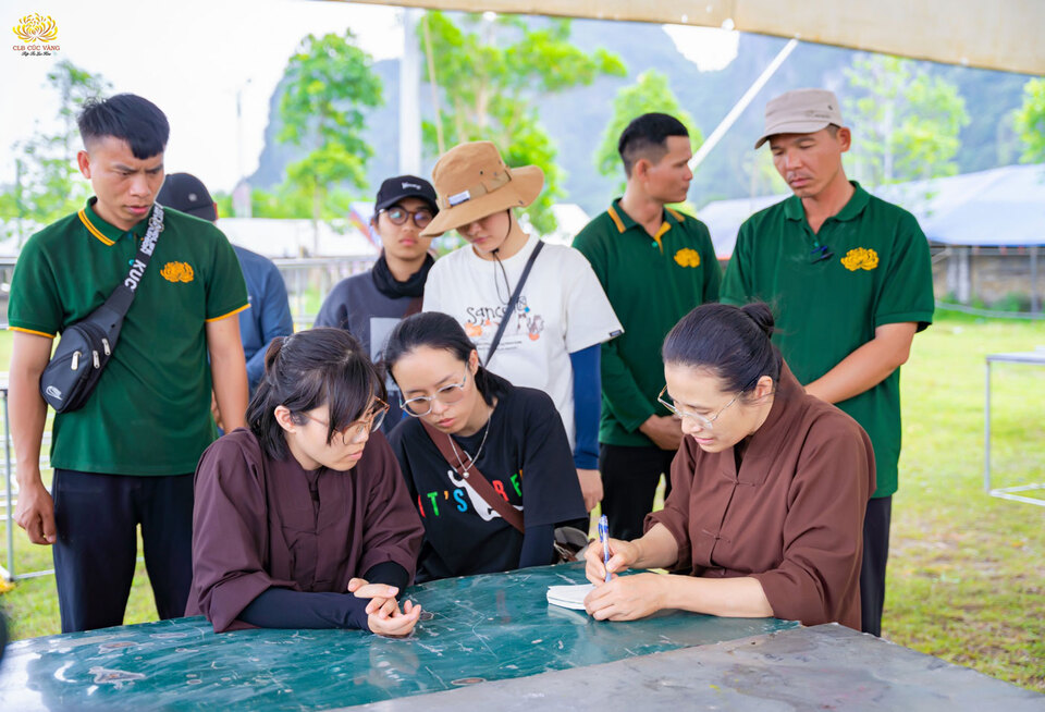 Cô Phạm Thị Yến đã trực tiếp hướng dẫn các Phật tử tổ chức, trang trí, bày trí các món ăn trong gian hàng Ẩm thực của BTS GHPG huyện Minh Hóa.