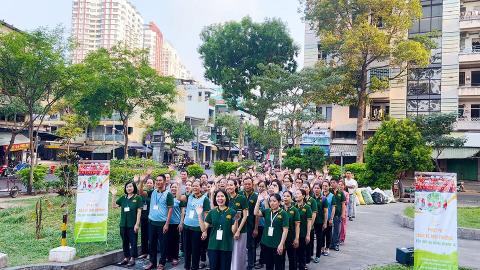 Các Phật tử trong CLB Cúc Vàng hân hoan khi được cùng nhau góp phần tô điểm cho môi trường quanh khu vực chung cư Tân Phước Plaza Lý Nam Đế thêm xanh - sạch - đẹp.