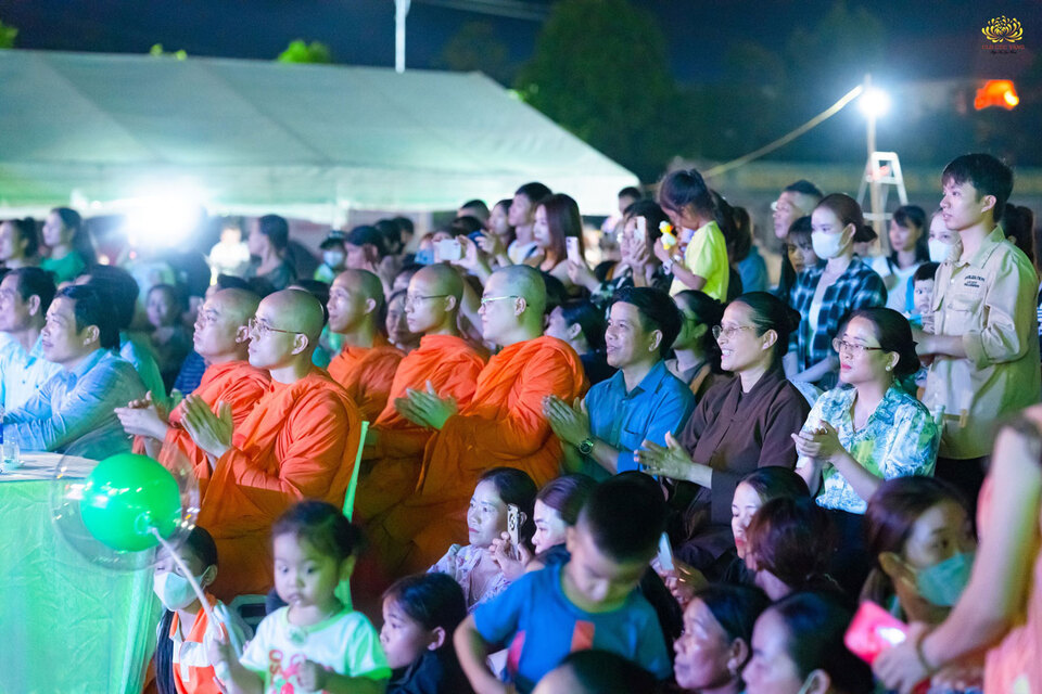 Chư Tăng cùng các Phật tử và bà con nhân dân tham gia chương trình Vui trẩy hội trong buổi tối cùng ngày