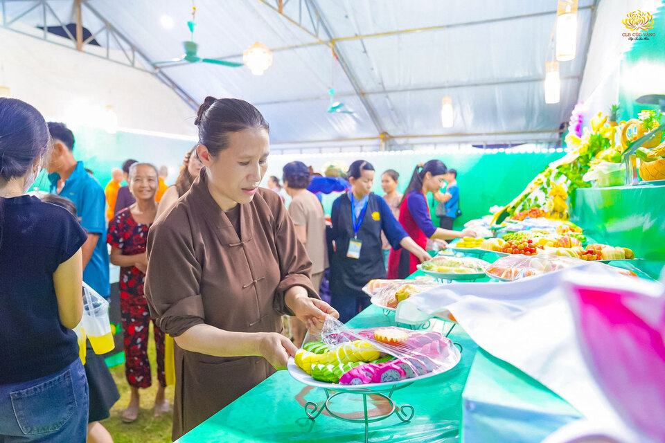 Cô Phạm Thị Yến cùng các Phật tử chuẩn bị những khay hoa quả tươi ngon
