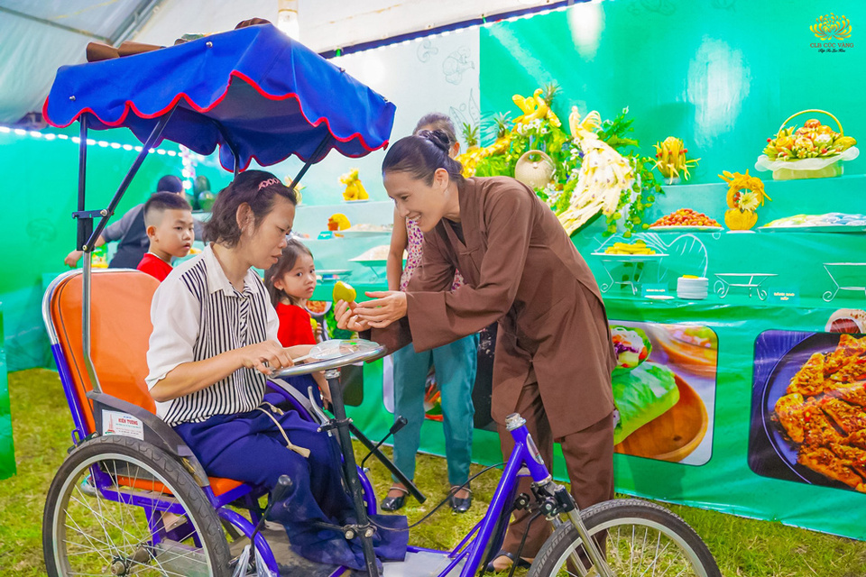 Cô Phạm Thị Yến mời người dân thưởng thức món ăn chay  