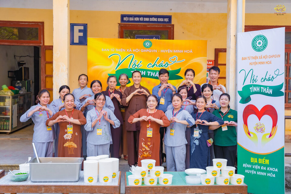 Cô Phạm Thị Yến và các Phật tử chụp ảnh lưu niệm tại bệnh viện Đa khoa huyện Minh Hóa - Nơi tổ chức chương trình 