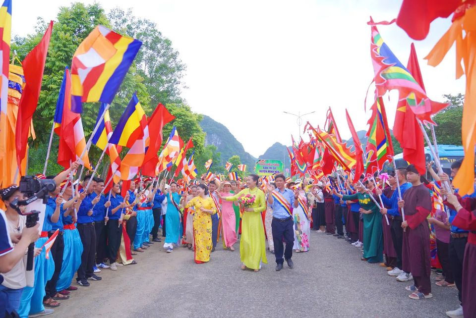Cô Phạm Thị Yến cùng các Phật tử trong CLB Cúc Vàng hòa trong niềm hân hoan của những người con Phật khi tham gia lễ diễu hành xe hoa kính mừng Phật đản tại huyện Minh Hóa, Quảng Bình.