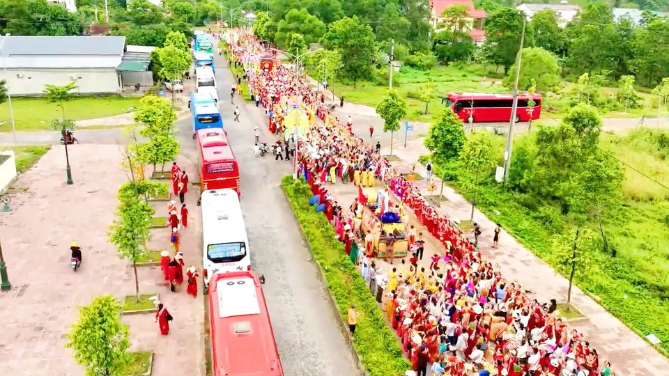 Hàng ngàn Phật tử và nhân dân hòa cùng sắc màu rực rỡ của cờ và hoa đã tạo thành một bức tranh vô cùng sống động trong lễ rước xe hoa kính mừng Đức Phật đản sinh tại huyện Minh Hóa, tỉnh Quảng Bình chiều ngày 16/4/Quý Mão.
