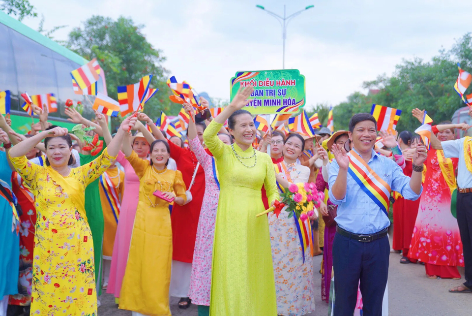 Cô Phạm Thị Yến - Chủ nhiệm CLB Cúc Vàng cùng các Phật tử hân hoan diễu hành kính mừng Phật Đản.