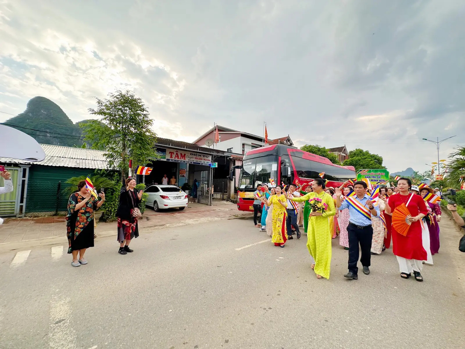 Cô Phạm Thị Yến cùng các Phật tử trong đoàn diễu hành vẫy tay chào người dân huyện Minh Hóa trên dọc cung đường diễu hành.