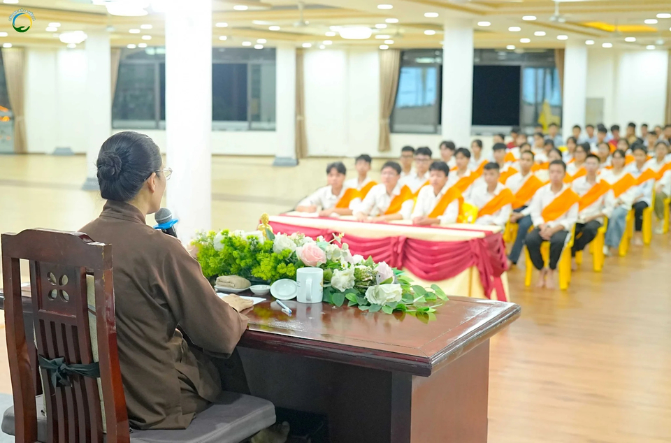 Cô Phạm Thị Yến - Chủ nhiệm CLB giải đáp tháo gỡ những thắc mắc mà các khóa sinh quan tâm.
