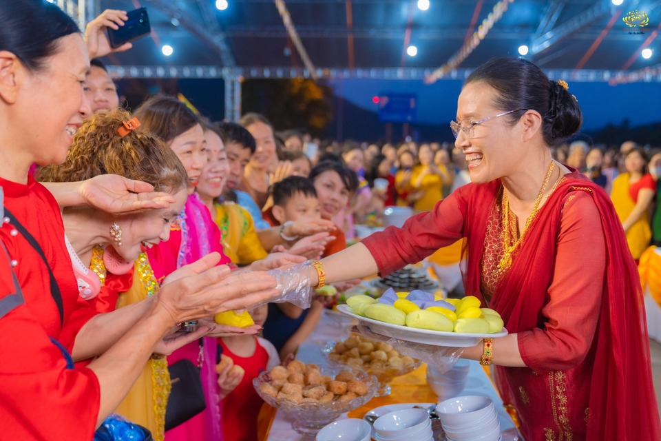 Cô Phạm Thị Yến - Chủ nhiệm CLB Cúc Vàng hoan hỷ mời nhân dân, Phật tử thưởng thức các món ăn tại quầy hàng ẩm thực