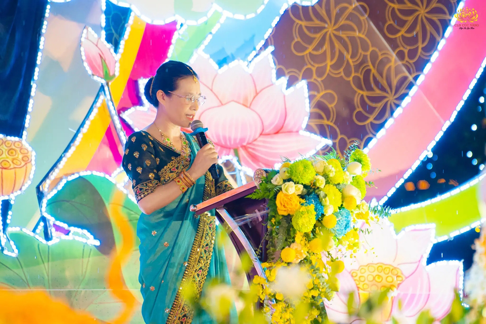 Cô Phạm Thị Yến phát biểu khai mạc chương trình Đêm văn nghệ kính mừng Đức Phật đản sinh 