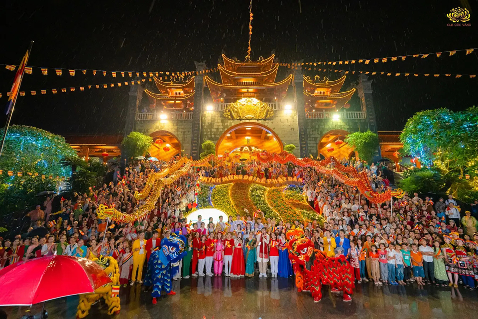 Đoàn rồng, lân nhảy múa rộn ràng và các Phật tử hân hoan reo ca mừng ngày Đức Phật đản sinh