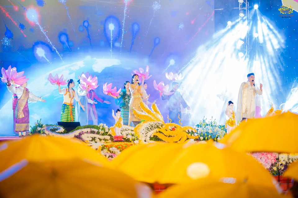 Quán quân Thính phòng - Nhạc kịch - Hợp xướng toàn quốc năm 2023 Trần Cảnh, ca sĩ Hà My cùng nhóm múa Ban tài năng Chùa Ba Vàng biểu diễn tiết mục 