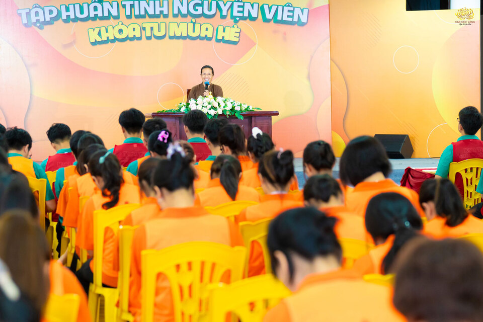 Cô Phạm Thị Yến đã có buổi chia sẻ với các bạn tình nguyện viên.