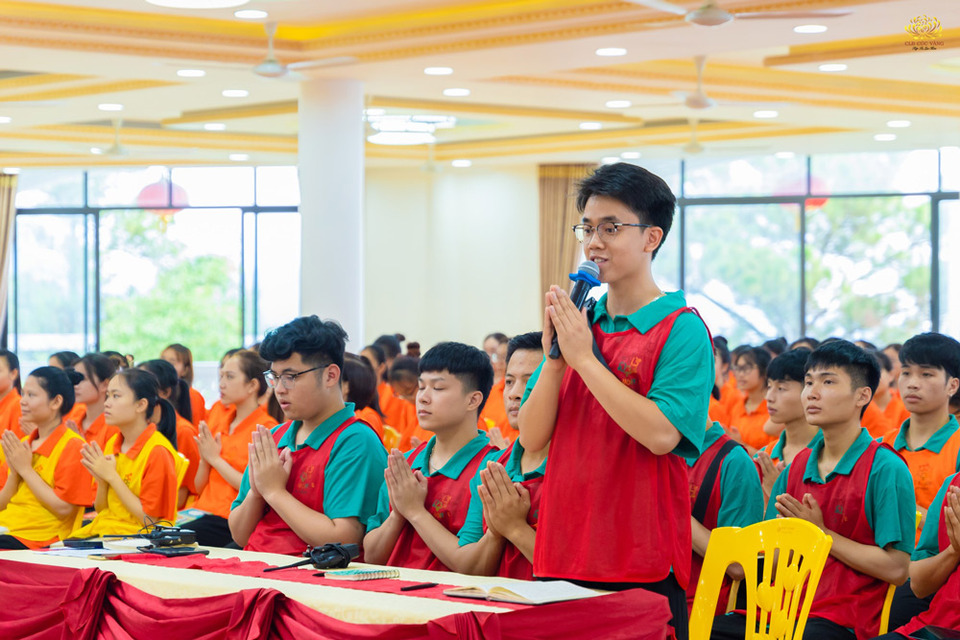 Sau những lời chia sẻ từ Cô chủ nhiệm Phạm Thị Yến, đại diện cho các bạn tình nguyện viên đã gửi lời tri ân sâu sắc tới Cô.