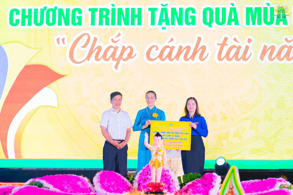 Cô Phạm Thị Yến trao biển hỗ trợ 150 em học sinh có hoàn cảnh đặc biệt tại xã Trọng Hóa, Dân Hóa thuộc huyện Minh Hóa, với tổng giá trị ủng hộ là 75 triệu đồng