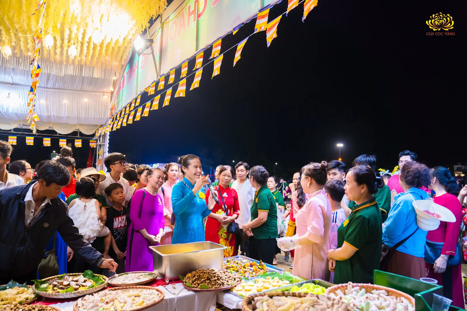 Cô Phạm Thị Yến giới thiệu các món ăn đặc sản tại không gian Ẩm thực Tết Phật đản tới bà con nhân dân