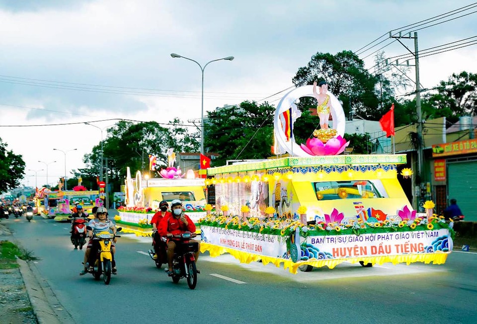Rước xe hoa tại tỉnh Bình Dương và TP. Hồ Chí Minh