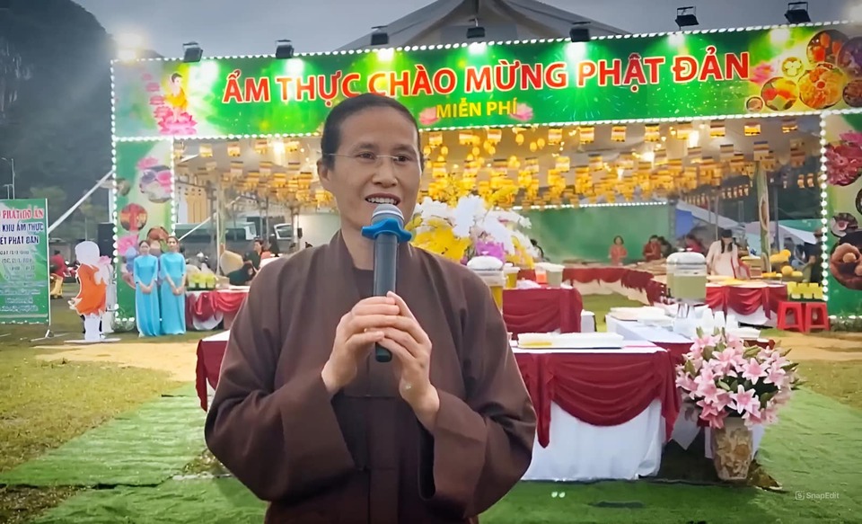 Phật tử Phạm Thị Yến chia sẻ với nhân dân, Phật tử tại chương trình Ẩm thực chào mừng Phật đản tại Minh Hóa