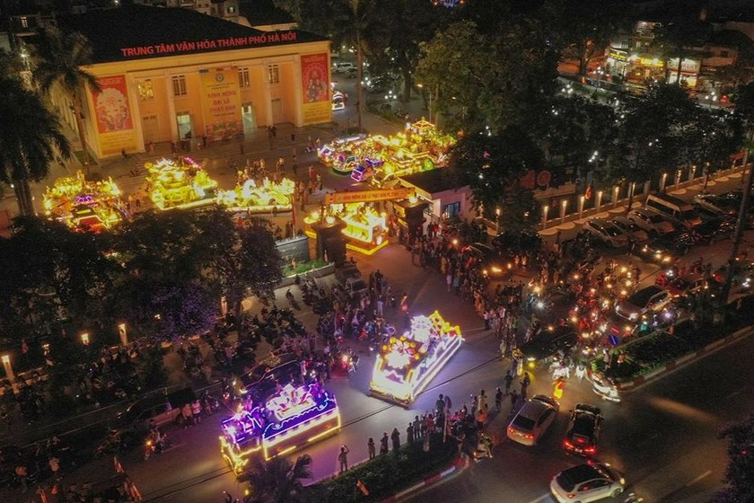 30 xe hoa của 30 đơn vị Phật giáo quận, huyện, thị xã trên địa bàn TP.Hà Nội tham gia diễu hành trên đường phố Thủ đô