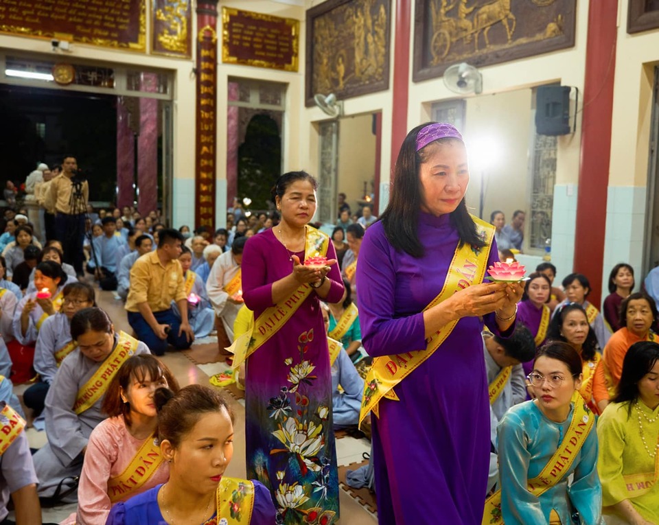 Lễ dâng đăng cúng dường Phật đản sinh tại Chùa Từ Tân (TP. Hồ Chí Minh)