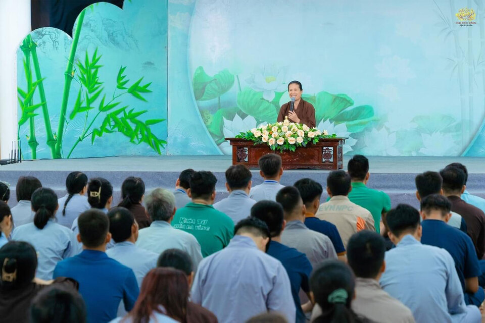 Cô Phạm Thị Yến - Phó Trưởng ban Tổ chức, Trưởng ban Điều hành KTMH chùa Ba Vàng 2024 đã chia sẻ, sách tấn các Phật tử trước thềm khóa tu mùa hè