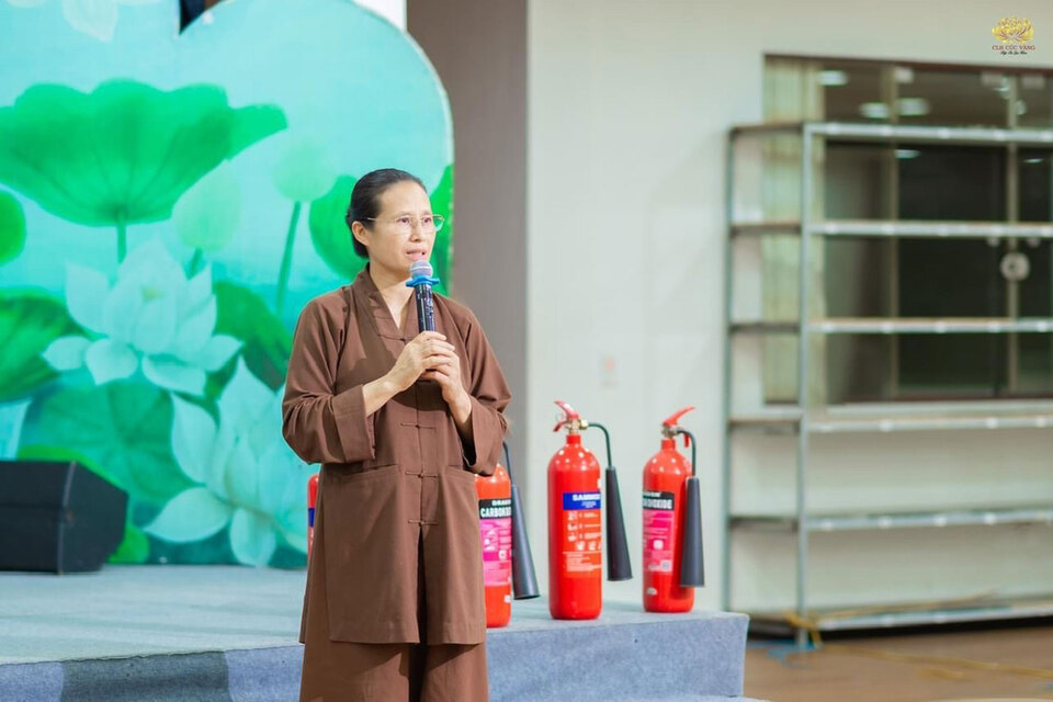 Cô Phạm Thị Yến nhấn mạnh tầm quan trọng của việc Phật tử trang bị kiến thức phòng chống cháy nổ để đảm bảo an toàn trong khóa tu mùa hè