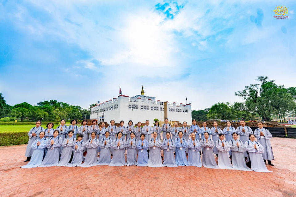 Phật tử CLB Cúc Vàng chụp ảnh lưu niệm tại khu vườn Lâm Tỳ Ni 