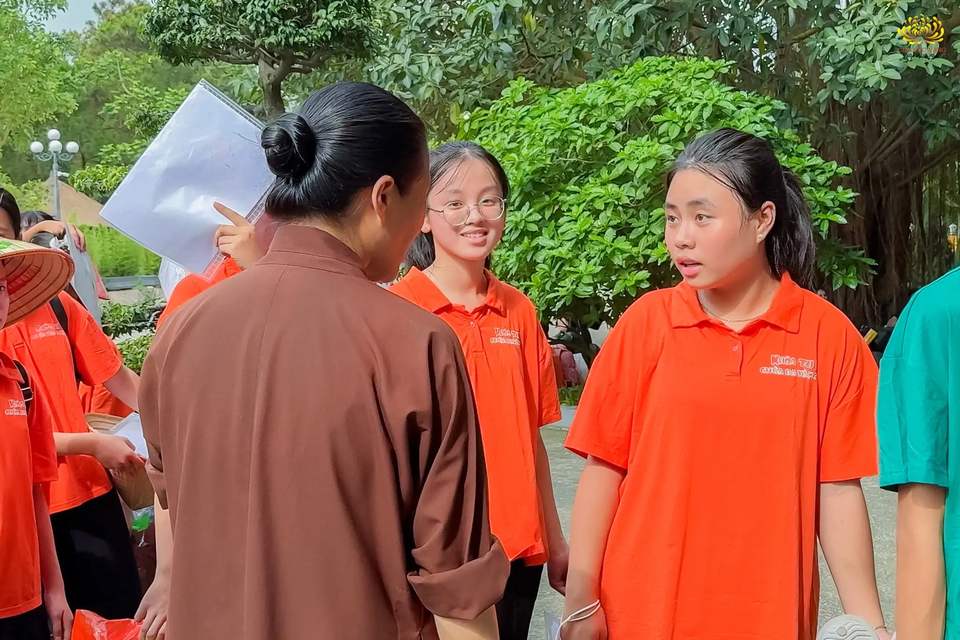 Cô Phạm Thị Yến hỏi thăm các bạn khóa sinh đến ghi danh tham gia khóa tu mùa hè