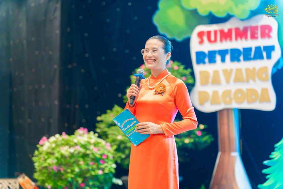 Cô Phạm Thị Yến giúp các em khóa sinh biết cách vượt qua áp lực “Con nhà người ta”
