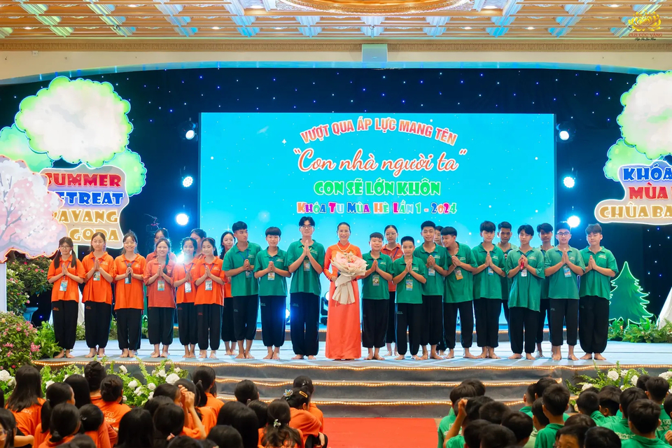 Đại diện khóa sinh lên tặng hoa, tri ân Cô Phạm Thị Yến sau buổi chia sẻ    