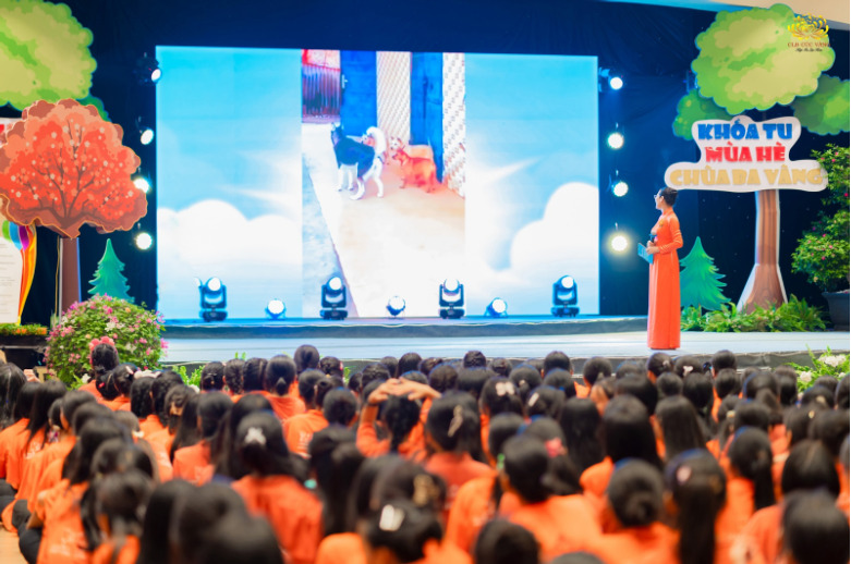 Cô Phạm Thị Yến chia sẻ cho các khóa sinh cách để vượt qua nỗi ám ảnh mang tên “con nhà người ta”
