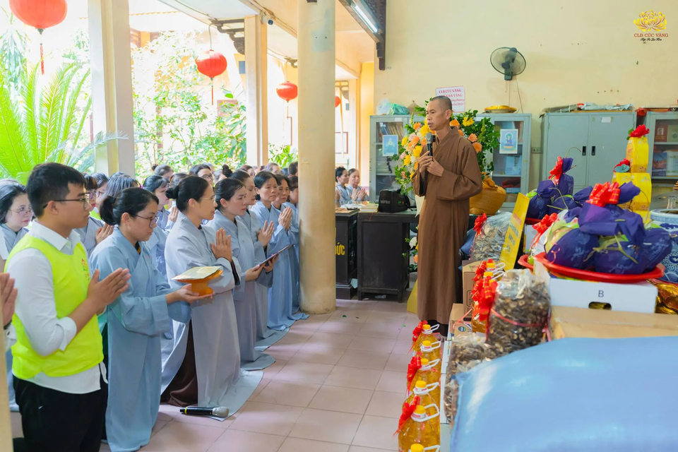 Thầy Thích Viên Dung - đại diện chư Tăng tại hạ trường chùa Quán Sứ từ bi ban lời chỉ dạy cho các Phật tử 