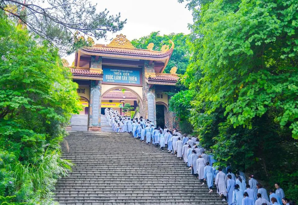 Các Phật tử di chuyển lên chánh điện Thiền viện Trúc Lâm Tây Thiên