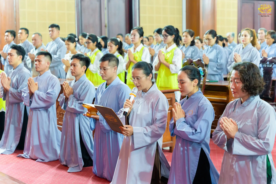 Phật tử và các bạn trong CLB Tuổi trẻ trang nghiêm thành kính dâng lời tác bạch lên chư Tăng