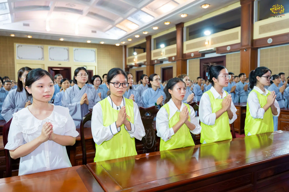 Các bạn CLB Tuổi trẻ thành tâm hướng về tri ân Tam Bảo, chư Tăng nhân mùa an cư