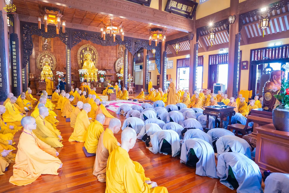 Chí tâm đảnh lễ Phật - Pháp - Tăng, nguyện mong Tam Bảo thường trụ làm nơi nương tựa cho chúng sinh muôn loài