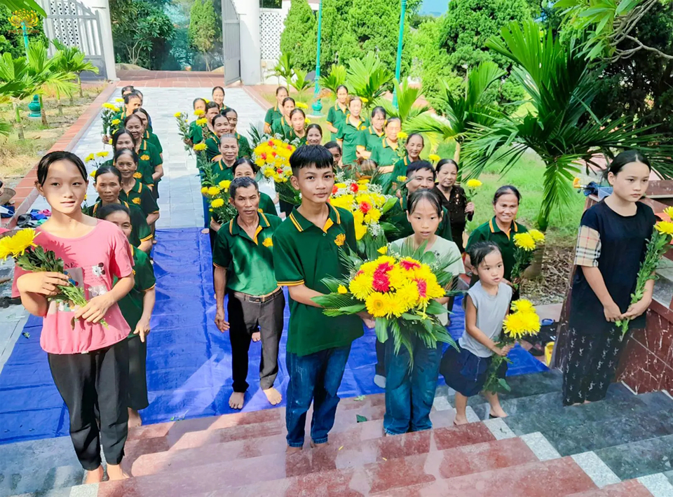 Những đóa hoa thơm ngát như những đóa hoa của lòng tri ân từ các Phật tử.