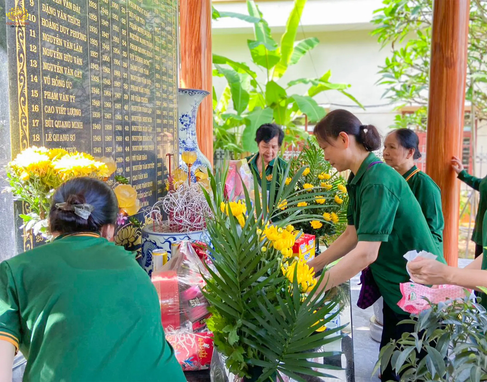 Các Phật tử cùng sắm sửa ban thờ để thành kính dâng tấm lòng tri ân tới các anh hùng, liệt sĩ.