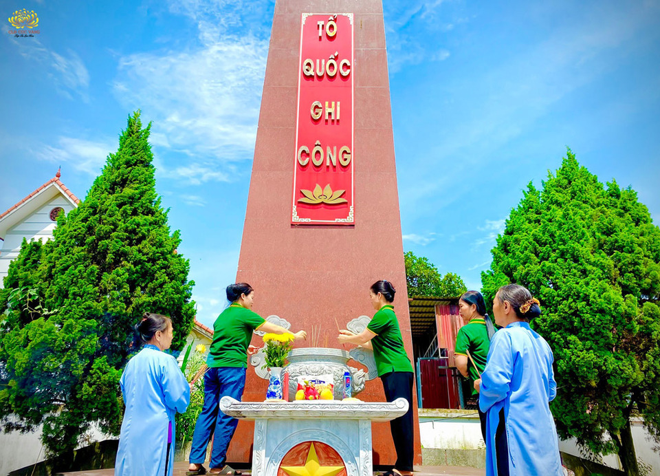 Phật tử đạo tràng Minh Chiếu - Hiệp Hòa, Bắc Giang cung kính dâng hương bày tỏ tấm lòng tri ân tới các anh hùng, liệt sĩ.  