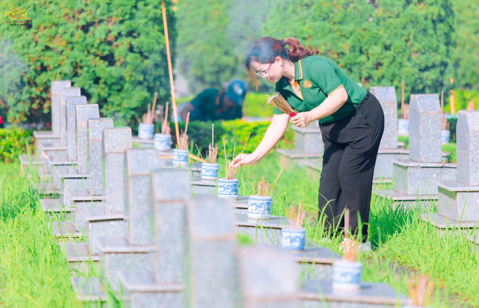 Khói hương phảng phất mang nguồn tâm biết ơn lan tỏa khắp mười phương.  