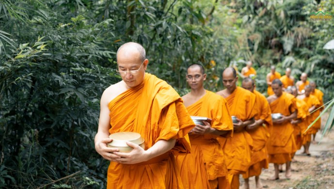 Chư Tăng là các bậc xuất gia tu hành, đem lại lợi ích cho mình và muôn loài chúng sinh