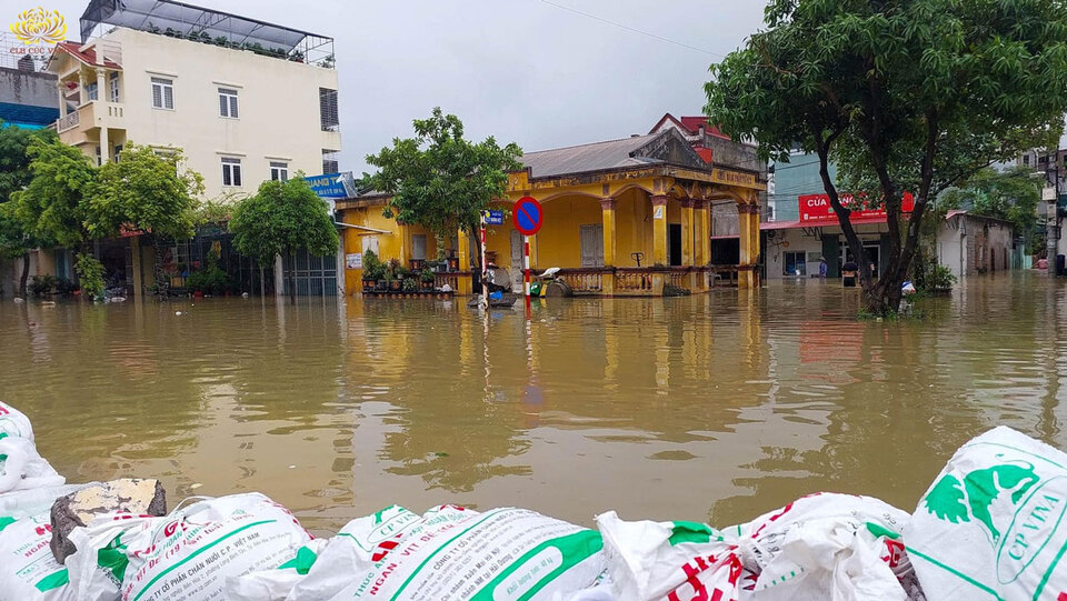 Tại địa bàn thành phố Phủ Lý, tỉnh Hà Nam, nước lũ dâng cao. Những bao đất cát đã được xếp chồng để đắp bờ chắn nước, hạn chế tràn vào khu dân cư.