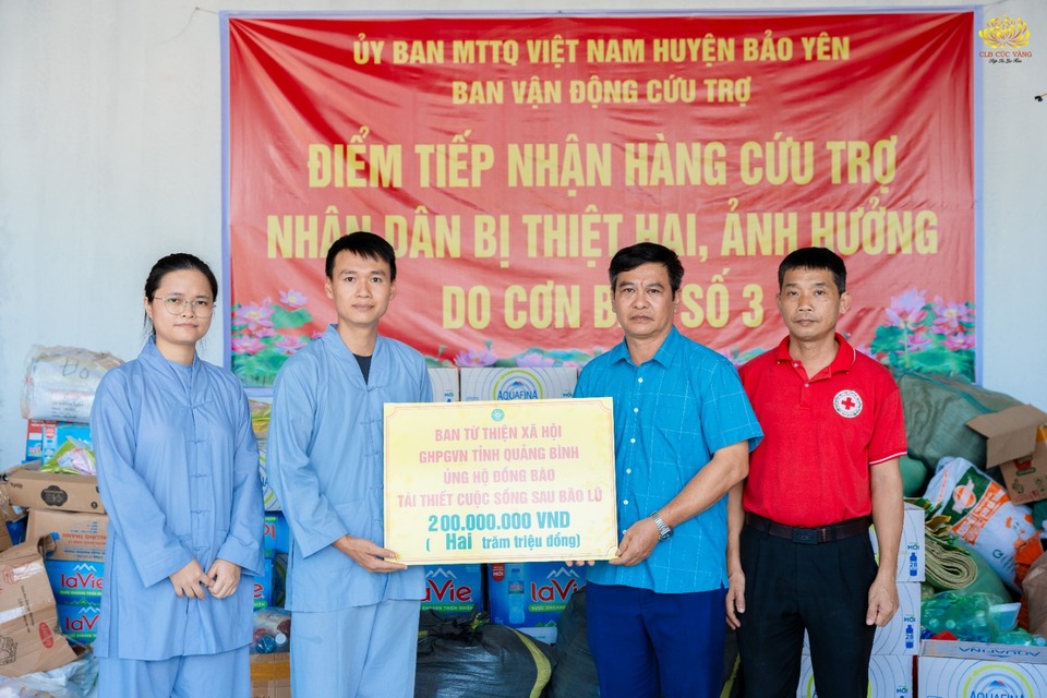 Đại diện các Phật tử trong Ban Từ thiện xã hội GHPGVN tỉnh Quảng Bình chung tay ủng hộ người dân huyện Bảo Yên, tỉnh Lào Cai thông qua Ủy Ban Mặt trận Tổ quốc Việt Nam huyện Bảo Yên, Ban Vận động cứu trợ huyện Bảo Yên