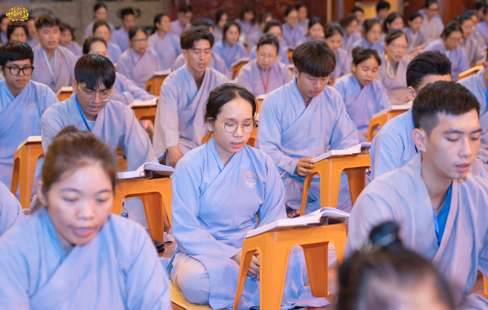 Các Phật tử tụng kinh, sám hối tội lỗi trong Pháp đàn Lương Hoàng Bảo Sám