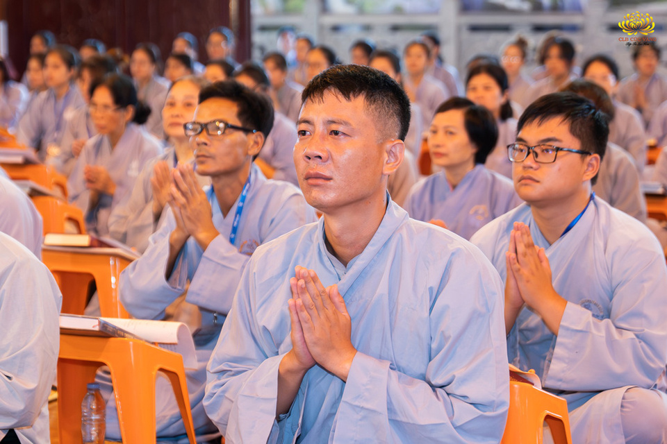 Trong Pháp đàn, chúng ta quán tưởng, nguyện cầu cho Phật Pháp được tuyên dương để chúng sinh biết hành thiện, không phải chịu khổ báo nữa