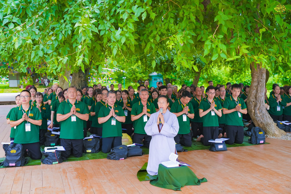 Mọi người đồng nhất tâm hướng về chùa Ba Vàng, hòa chung cùng đại chúng khai lễ tụng kinh sám hối Lương Hoàng Bảo Sám