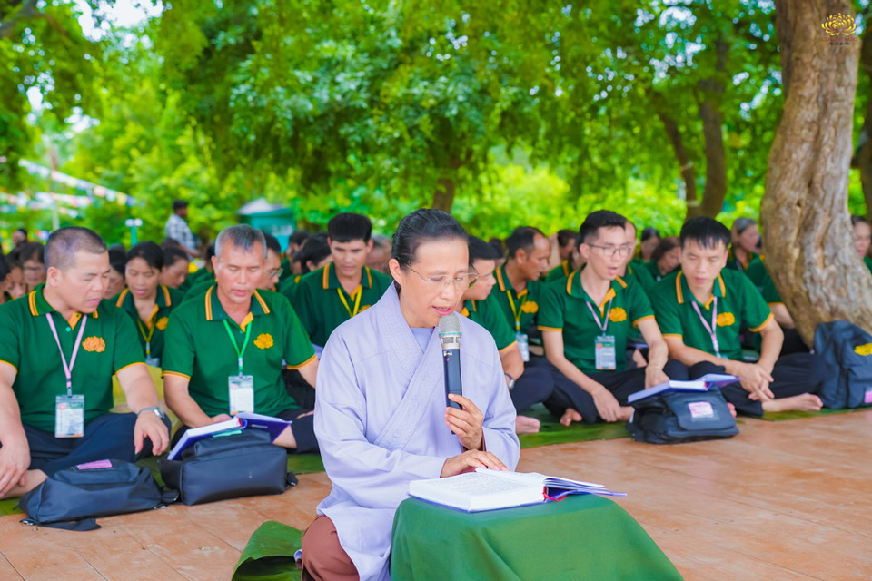 Cô Phạm Thị Yến cùng các Phật tử tụng kinh sám hối Lương Hoàng Bảo Sám  