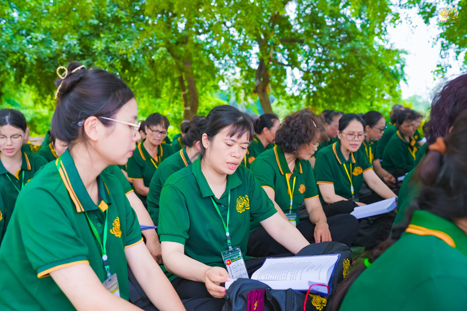 Các Phật tử cùng nhau tụng kinh Lương Hoàng Bảo Sám